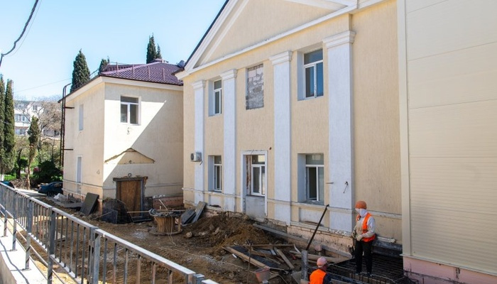 В гинекологическом корпусе горбольницы №4 завершается капитальный ремонт: здание готово на 90%