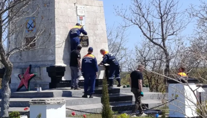 Севастопольские спасатели привели в порядок памятники ВОВ