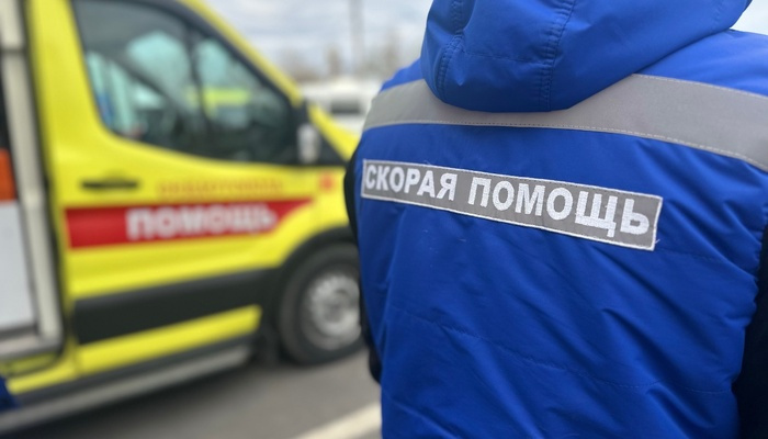 Спасение начинается со звуков скорой помощи, разрезающей ночной воздух, с шагов, которые несутся к чужой беде, пока город спит.