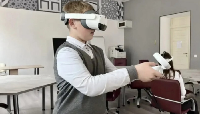 Школьникам Севастополя помогают узнать разнообразие профессий через VR-технологии