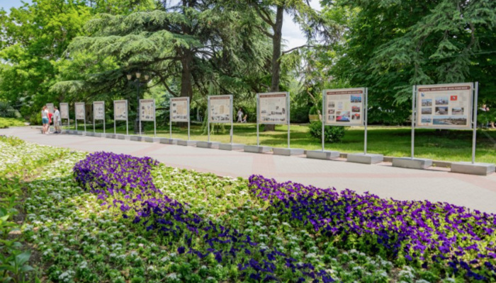 На Приморском бульваре открылась выставка архивных документов «Город, достойный поклонения»