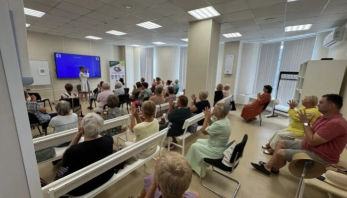 Севастопольцы посещают занятия школы «Здоровый век» в поликлинике № 7