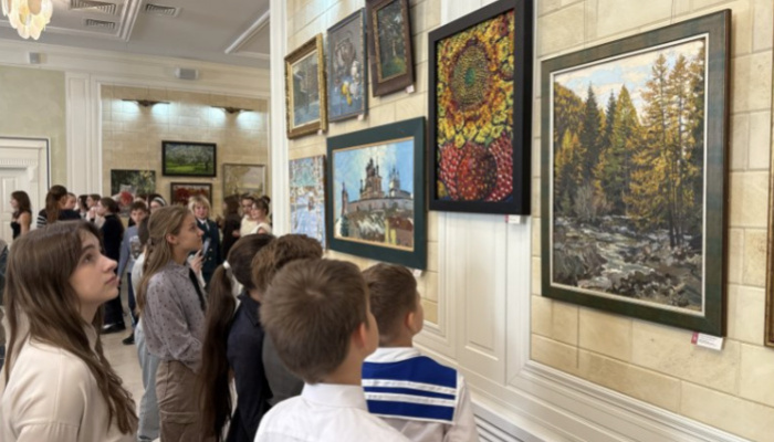 В школе искусств открылась выставка картин «Россия — Родина моя»