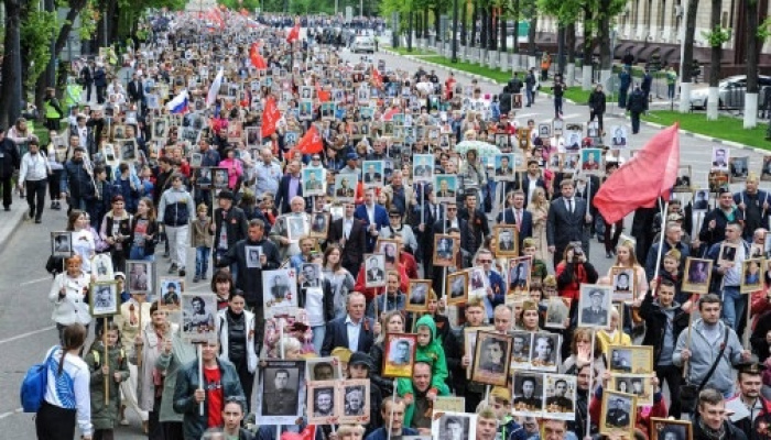 9 мая 2025 года   «Бессмертный полк»  пройдёт очно,   в формате шествия,   в следующих регионах: