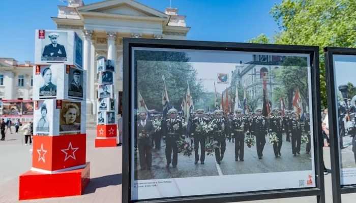 Ко дню Победы в центре Севастополя открыта уличная фотовыставка: «Когда орудия молчат». 