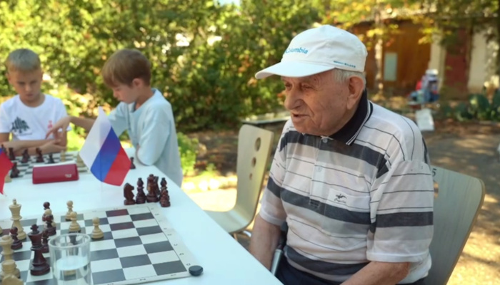 Шахматные партии между игроками с разницей в возрасте в 92 года проходят во дворе у ветерана Великой Отечественной войны Михаила Степановича Латохи