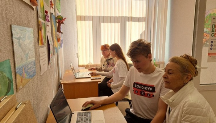 В Севастопольском комплексном центре социального обслуживания состоялось занятие по компьютерной грамотности для людей старшего возраста