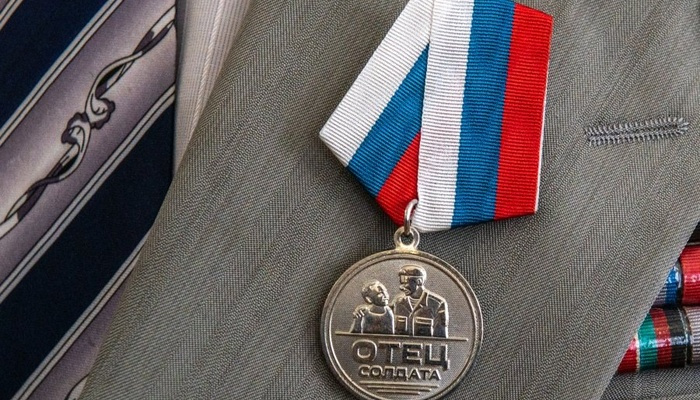 Михаил Развожаев наградил отцов участников специальной военной операции медалью общественного признания «Отец солдата»