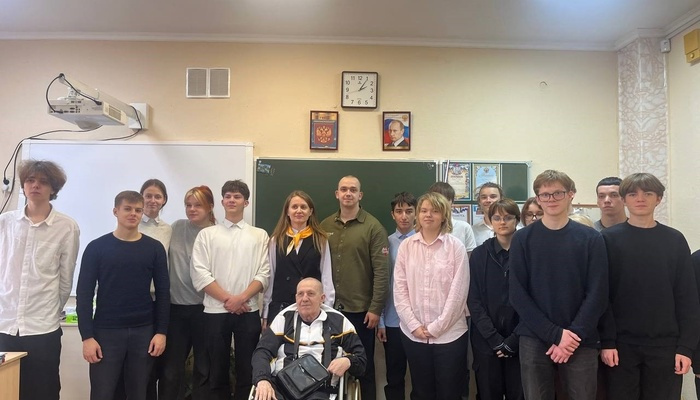 Получатель социальных услуг побеседовал с десятиклассниками севастопольской школы