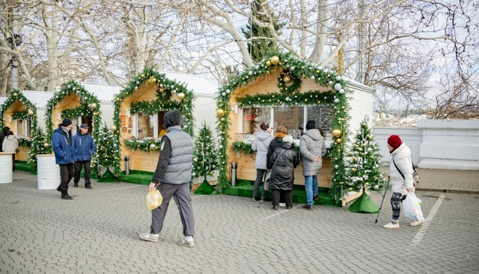 На площади Нахимова открылась городская новогодняя ярмарка