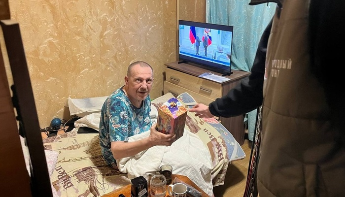 Волонтеры поздравили с Новым годом получателя социальных услуг.