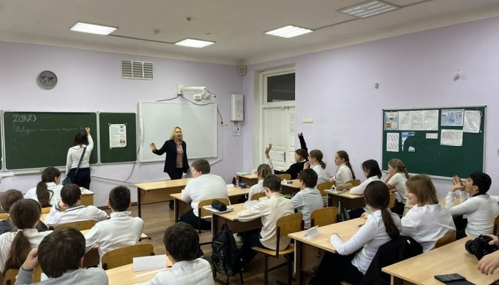 Севастопольским школьникам рассказали о детском телефоне доверия